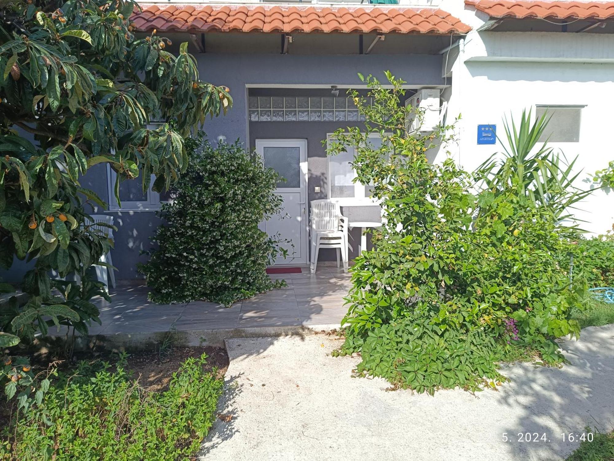 Leonica Apartment Omis Bagian luar foto